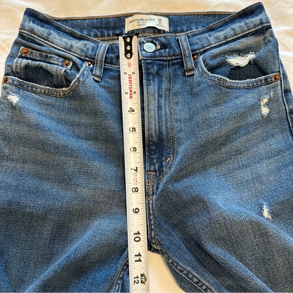 Like new! A&F High Rise Mom Jean 26S - Picture 4 of 16